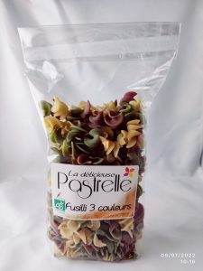 Salade de pâtes printanière aux légumes grillés et feta