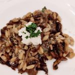 Orzo aux échalotes poêlées avec des champignons et de la ricotta au citron