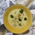 Soupe d’orzo thaï et poulet au lait de coco