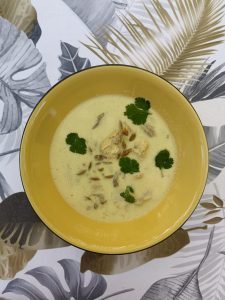 Soupe d’orzo thaï et poulet au lait de coco