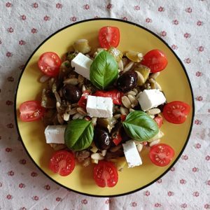 Salade d’orzo complet aux légumes méditerranéens et feta