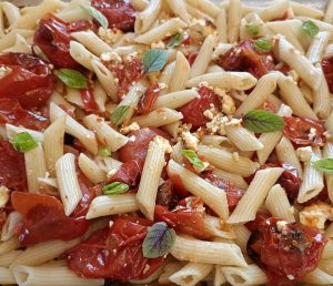 Penne à la feta et tomates cerise au four