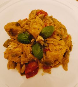 Orzo au Poulet Cajun Crémeux au Basilic et aux Poivrons