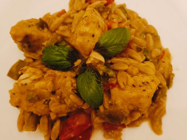 Orzo au Poulet Cajun Crémeux au Basilic et aux Poivrons